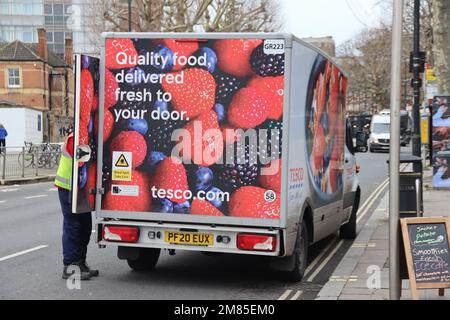 London, UK - 11. Januar 2023: Ein Tesco Lieferfahrer entlädt den Einkauf vom Lkw. Kredit: Sinai Noor/Alamy Stockfoto