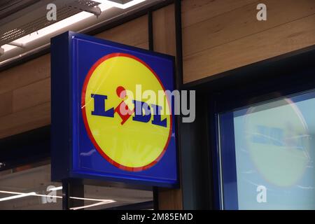 LONDON, UK - 12. Januar 2023: Lidl Shop-Schild. Stockfoto