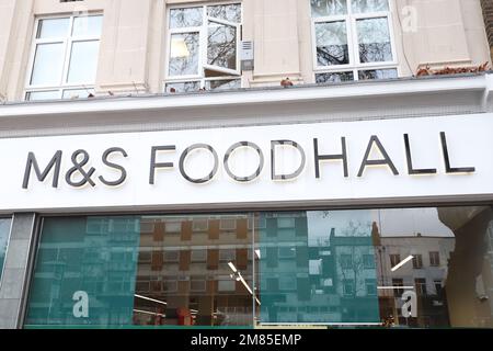 LONDON, UK - 12. Januar 2023: Chiswick M&S Foodhall-Schild. Stockfoto