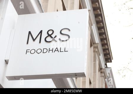 LONDON, UK - 12. Januar 2023: M&S Foodhall Shop-Schild. Stockfoto
