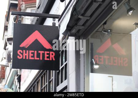 LONDON, UK - 12. Januar 2023: Schild für Shelter Shop. Stockfoto