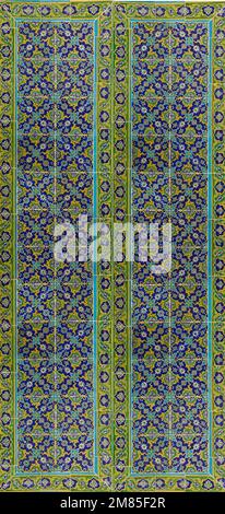ISTANBUL, TÜRKEI - 18. MAI 2014 - Iznik-Mosaikfliesen im Harem im Topkapi-Palast in Istanbul, Türkei Stockfoto
