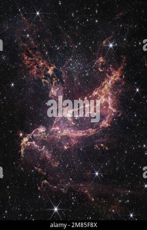 Der NGC 346, der hier auf diesem Bild der NASA James Webb Space Telescope Near-Infrared Camera (NIRCam) zu sehen ist, ist ein dynamischer Sternenhaufen, der sich in einem 200.000 Lichtjahre entfernten Nebel befindet. Webb enthüllt die Präsenz von viel mehr Bausteinen als zuvor erwartet, nicht nur für Sterne, sondern auch Planeten, in Form von Wolken, die mit Staub und Wasserstoff gefüllt sind. Die Gasbögen in diesem Bild enthalten zwei Arten von Wasserstoff. Das rosafarbene Gas steht für heißen, energiegeladenen Wasserstoff, während das orangefarbene Gas für kalten, dichten molekularen Wasserstoff steht. Das kältere Gas bietet eine ausgezeichnete Umgebung für Sterne Stockfoto