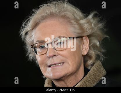 Marienberg, Deutschland. 12. Januar 2023. Christine Lambrecht (SPD), Bundesministerin für Verteidigung, steht und spricht mit Journalisten während eines Besuchs des Panzer-Grenadier-Bataillons 371 in der Ore-Mountains-Baracke. Neben einer Präsentation der Darbietungen der gepanzerten Infanteristen mit ihren Marder-Infanterie-Kampffahrzeugen möchte der Minister in erster Linie Gespräche mit den Soldaten führen, die für die Schnelle Eingreiftruppe der NATO (VJTF) entsandt wurden. Kredit: Robert Michael/dpa/Alamy Live News Stockfoto