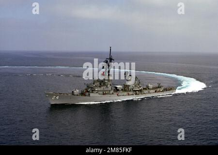 Aus der Luft hat man einen tief schrägen Blick auf den Ufer der USS WADDELL (DDG 24), die Charles F. Adams-Klasse führte, die vor der Küste Südkaliforniens hart nach Steuerbord drehte. Land: Pazifik (POC) Stockfoto