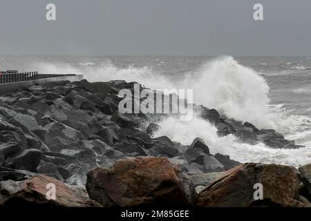 West Bay, Dorset, Großbritannien. 12. Januar 2023 Wetter in Großbritannien. Raue Meere stürzen an einem nassen und windigen Tag in West Bay in Dorset gegen die Meeresabwehr. Bildnachweis: Graham Hunt/Alamy Live News Stockfoto