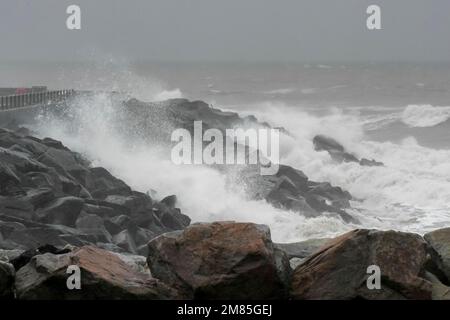 West Bay, Dorset, Großbritannien. 12. Januar 2023 Wetter in Großbritannien. Raue Meere stürzen an einem nassen und windigen Tag in West Bay in Dorset gegen die Meeresabwehr. Bildnachweis: Graham Hunt/Alamy Live News Stockfoto