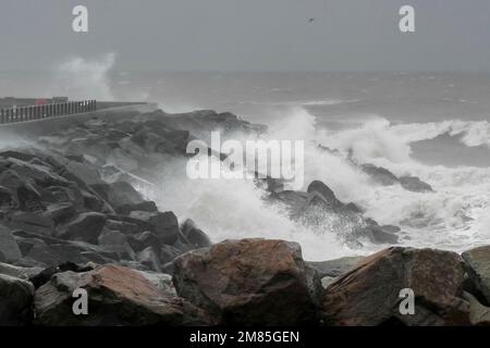 West Bay, Dorset, Großbritannien. 12. Januar 2023 Wetter in Großbritannien. Raue Meere stürzen an einem nassen und windigen Tag in West Bay in Dorset gegen die Meeresabwehr. Bildnachweis: Graham Hunt/Alamy Live News Stockfoto