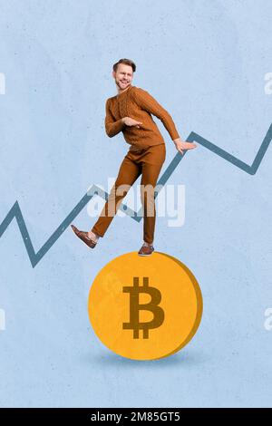 Vertikales Collage-Bild eines aufgeregten positiven kleinen Mannes, der große Bitcoin tanzt, isoliert auf kreativem Hintergrund Stockfoto