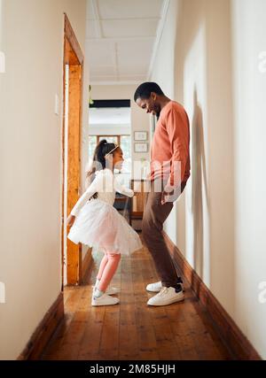 Tanz, glücklich und Ballett mit Vater und Tochter, die lernen, Unterstützung und sorgenfreie Bindung. Prinzessin, Lehrerin und Musik mit Vater und Mädchen in Schwarz Stockfoto