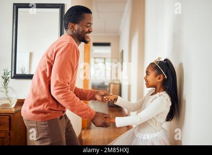 Tanz, glücklich und Ballett mit Vater und Tochter, die Händchen halten, um zu lernen, zu unterstützen und eine Bindung aufzubauen. Prinzessin, Lehrerin und Musik mit Vater und Mädchen Stockfoto