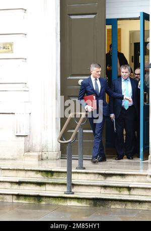 London, Großbritannien, Downing St. Januar 12. 2023 Mark Harper, Staatssekretär für Verkehr, und Edward Argar, Justizminister, verlassen heute Morgen das Kabinettsbüro und gehen nach einem verlängerten Treffen der Regierungsminister in den Regen. BridgetCatterall/AlamyLiveNews Stockfoto