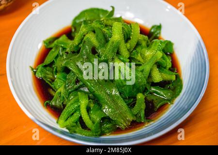 Ein Teller mit frischem und kaltem Eisgras Stockfoto