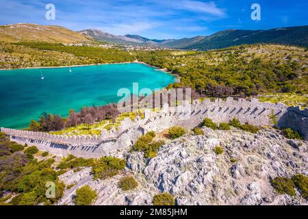 Ostrica historische Verteidigungsmauer Ruinen in Grebastica Bucht Luftbild, Dalmatien Archipel von Kroatien Stockfoto