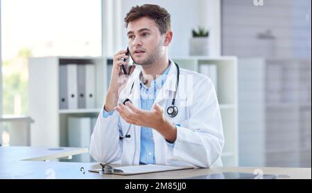 Telefonanruf, Gesundheitswesen und Arzt, der im Krankenhaus spricht, sich unterhält oder spricht. Telehealth, Mobiltelefon und Arzt in Absprache mit dem Kontakt Stockfoto