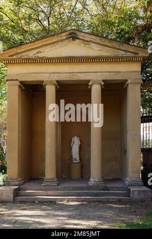 Neoklassizistischer Tempel - Tempietto del Cagnola mit ionischen Säulen und einer Nymph-Marmorstatue in den Guastalla-Gärten Mailand, Italien. Stockfoto