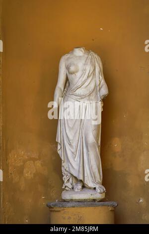 Nymphe-Marmorstatue im neoklassizistischen Tempel - Tempietto del Cagnola in Guastalla-Gärten Mailand, Italien. Stockfoto
