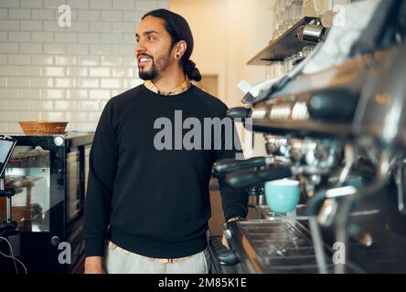 Café, Denker und Manager eines kleinen Unternehmens mit optimistischem und fröhlichem Lächeln. Professioneller Cafe-Geschäftsinhaber und Unternehmer-Typ Stockfoto