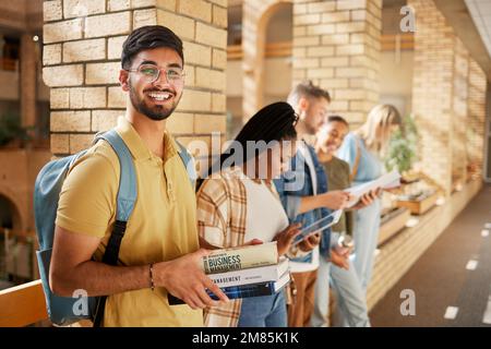 Universität, Flur und Porträt von Indianern und Studenten, die zusammen mit Büchern an der Wirtschaftsschule in Reihe stehen. Freunde, Bildung und Zukunft Stockfoto