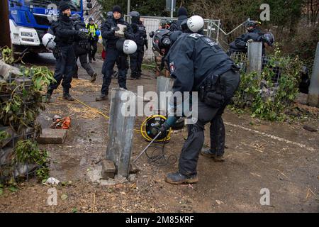 Garzweiler, Deutschland. 11. Januar 2023. Polizisten entfernen Pflastersteine und Barrikaden, die Polizei begann am 11. Januar 2023 mit der Räumung der Stadt Luetzerath, die Stadt Luetzerath an der Westseite der Garzweiler-Braunkohlemine wird im Januar 2023 ausgegraben, Luetzerath, 11. Januar 2023, Kredit: dpa/Alamy Live News Stockfoto