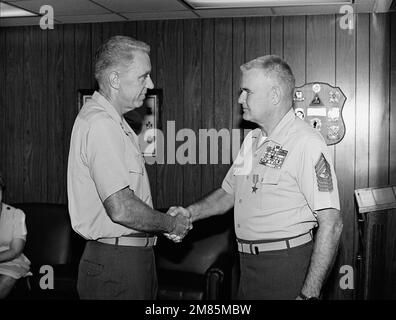 MGEN Jacob W. Moore, kommandierender General, 4. Marine Aircraft Wing (4. MAW), schüttelt sich mit SGM Ernest W. Arthur die Hand, nachdem er ihm während einer Zeremonie im 4. MAW-Hauptquartier eine Bronze-Star-Medaille mit Kampf „V“ verliehen hatte. SGM Arthur erhielt die Auszeichnung am 27. November 1950, als er als Teamleiter bei Co. Tätig war Ich, 3. Milliarden, 7. Marines, 1. Marine Div., in Nordkorea. Basis: New Orleans Bundesstaat: Louisiana (LA) Land: Vereinigte Staaten von Amerika (USA) Stockfoto