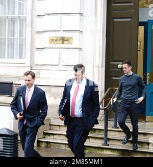 London, Großbritannien, Downing St. Januar 12. 2023 James Heappy, Staatsminister für Streitkräfte, und Chris Philip, Minister für Kriminalpolizei und Feuerwehr, verlassen das Kabinettsbüro heute Morgen und gehen in den Regen nach einem verlängerten Treffen der Regierungsminister.BridgetCatterall/AlamyLiveNews Stockfoto