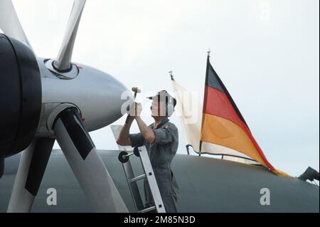 Ein deutsches Bodenpersonal führt Wartungsarbeiten an einem C-160-Transall-Flugzeug während DES VOLANT RODEO '86 durch, einem jährlichen, multinationalen taktischen Lufttransport-Wettbewerb. Betreff Operation/Serie: VOLANT RODEO '86 Basis: Luftwaffenstützpunkt Pope Staat: North Carolina (NC) Land: Vereinigte Staaten von Amerika (USA) Stockfoto