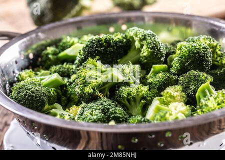 Gedämpfter Brokkoli in einem Dampfgarer aus Edelstahl – Nahaufnahme. Gesundes Gemüsekonzept. Stockfoto