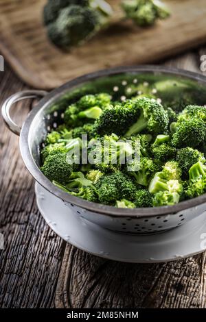 Gedämpfter Brokkoli in einem Dampfgarer aus Edelstahl. Gesundes Gemüsekonzept. Stockfoto