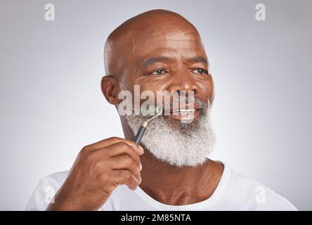 Senior Black man, Skincare und Gesichtswalze zur Massage der Haut während der Selbstpflege für Wellness, Dermatologie und Kosmetik. Porträtfoto eines Mannes mit Schönheit Stockfoto