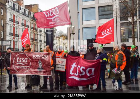 London, Großbritannien. 12. Januar 2023 TSSA (Transport Salaried Staff' Association) vor der Paddington Station, während die Mitarbeiter der Elizabeth Line mit dem Streik über die Bezahlung beginnen. Kredit: Vuk Valcic/Alamy Live News Stockfoto