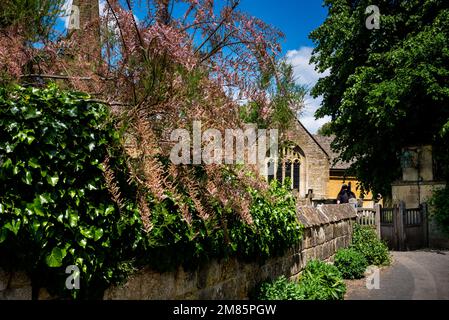 Die Kirche St. Michaels und alle Engel in Stanton, England. Stockfoto