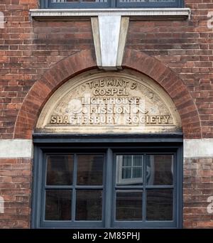 LONDON, Großbritannien - 13. MÄRZ 2019: Schild über dem Eingang zur Mint and Gospel Lighthouse Mission auf der Union Street. Ursprünglich bekannt als Ragged School Stockfoto