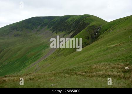 Cautley Auslauf Waterfall & Crag in den Howgill Fells von Bowderdale Head in der Nähe von Sedbergh im Yorkshire Dales National Park, England, Großbritannien. Stockfoto