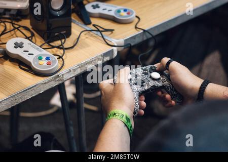 06. November 2022 - TaQali, Malta: Hände eines Mannes, der ein Videospiel mit einem PlayStation-Controller spielt Stockfoto