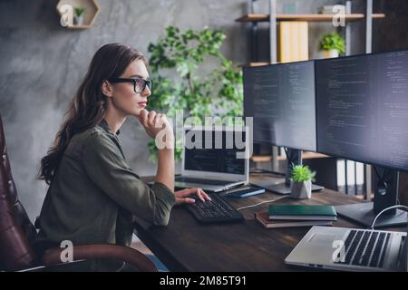 Profilseitenfoto einer klugen, fokussierten Dame Lösen Probleme Hacking Sites Upgrade Programm Neustart System Indoor Room Workstation Stockfoto