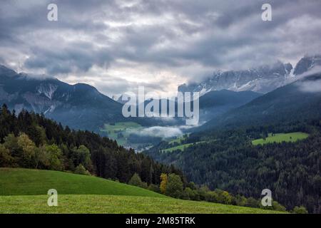 Am frühen Morgen schwirrt der Nebel über den Berggipfeln im Val di Funes in den Dolomiten, Italien, Europa Stockfoto