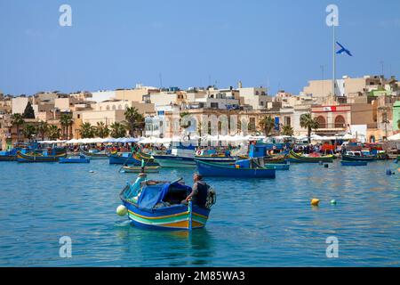 Luzzus, die typischen bunten Fischerboote Maltas, im Hafen von Marsaxlokk, Malta, Europa Stockfoto