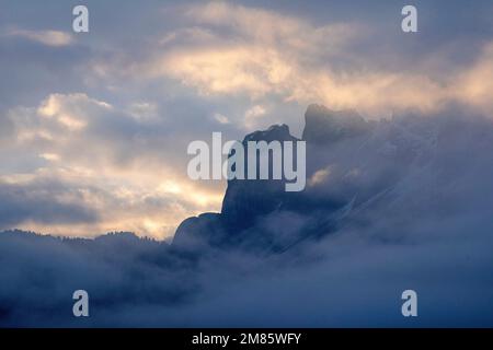 Am frühen Morgen über Val di Funes in den Dolomiten, Italien Europa EU Stockfoto