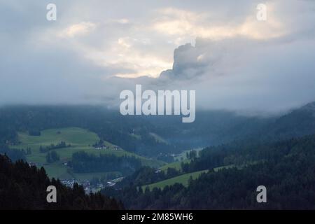 Am frühen Morgen über Val di Funes in den Dolomiten, Italien Europa EU Stockfoto