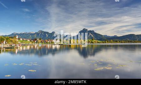 Hopfensee mit Bergpanorama Stockfoto