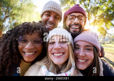 Multirassenfreunde, die zusammen in Selfie-Lachen in die Kamera schauen, eine Gruppe gemischter Rennfreunde, die Spaß haben Stockfoto