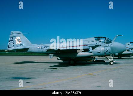 Grumman A-6E Eindringling 160998. Der Grumman A-6 Intruder ist ein wetterfestes amerikanisches Twinjet-Angriffsflugzeug, das von der amerikanischen Flugzeugfirma Grumman Aerospace entwickelt und hergestellt und von den USA betrieben wird Navy und USA Marinekorps. Stockfoto