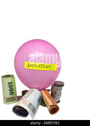 Eine Nahaufnahme eines aufgeblasenen Ballons mit dem Wort Inflation bleibt mit Sri-lankischem Rupien-Geld dran Stockfoto