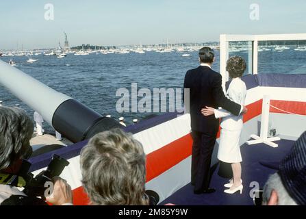 President und Mrs. Ronald Reagan, blicken Sie vom Schlachtschiff USS IOWA (BB-61) aus auf den Hafen. Während des 100.-jährigen Jubiläums der Freiheitsstatue. Basis: New York Harbor State: New York (NY) Land: Vereinigte Staaten von Amerika (USA) Stockfoto