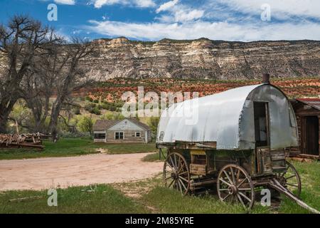 Ein alter Pferdewagen, der von ursprünglichen Siedlern auf der Chew Ranch, Yampa Plateau Cliffs, Echo Park Road, Dinosaur National Monument, Colorado, besetzt wurde. USA Stockfoto