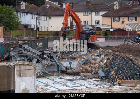 Maidenhead, Berkshire, Großbritannien. 12. Januar 2023. Das ehemalige beliebte Magnet Freizeitzentrum und der Innenpool im Stadtzentrum von Maidenhead werden gerade abgerissen. Es wird im Rahmen des Maidenhead-Sanierungsprogramms durch 434 Wohnungen ersetzt. Obwohl ein neues Freizeitzentrum gebaut wurde, um es zu ersetzen, liegt es außerhalb des Stadtzentrums und viele Einheimische sind traurig, dass ein anderer Teil von Maidenhead den Abrissteams ausgeliefert ist. Kredit: Maureen McLean/Alamy Live News Stockfoto