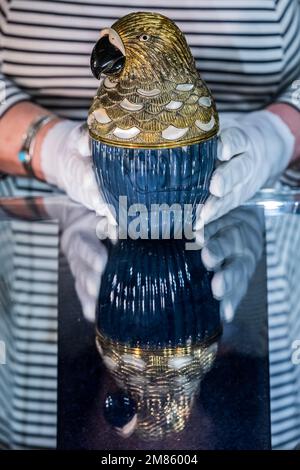 London, Großbritannien. 12. Januar 2023. Die Antiques Eamel Company verkauft einen Silbergoldpapagei-Cocktailshaker von Wolfer's Bros und verkauft von Chaumet, 15.000 Pfund. Es war früher im Besitz von Lady Victoria White von Victoria's Secret Fame - der Mayfair Antiques & Fine Art Fair, London Marriott Hotel Grosvenor Square. Kredit: Guy Bell/Alamy Live News Stockfoto