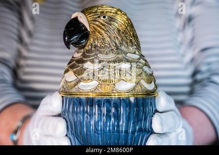 London, Großbritannien. 12. Januar 2023. Die Antiques Eamel Company verkauft einen Silbergoldpapagei-Cocktailshaker von Wolfer's Bros und verkauft von Chaumet, 15.000 Pfund. Es war früher im Besitz von Lady Victoria White von Victoria's Secret Fame - der Mayfair Antiques & Fine Art Fair, London Marriott Hotel Grosvenor Square. Kredit: Guy Bell/Alamy Live News Stockfoto