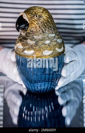 London, Großbritannien. 12. Januar 2023. Die Antiques Eamel Company verkauft einen Silbergoldpapagei-Cocktailshaker von Wolfer's Bros und verkauft von Chaumet, 15.000 Pfund. Es war früher im Besitz von Lady Victoria White von Victoria's Secret Fame - der Mayfair Antiques & Fine Art Fair, London Marriott Hotel Grosvenor Square. Kredit: Guy Bell/Alamy Live News Stockfoto